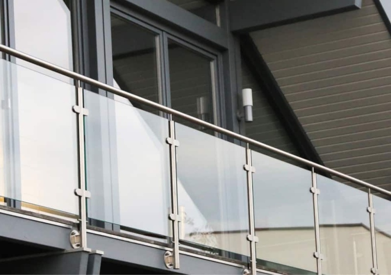 Instalação de Guarda Corpo de Vidro Laminado Instalação de Guarda Corpo de Vidro Laminado